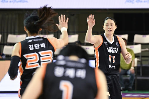 강이슬 23점…여자농구 우리은행, 조 1위로 박신자컵 4강행