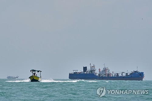 "호르무즈 해협서 또 유조선 피격"…이달에만 최소 4차례