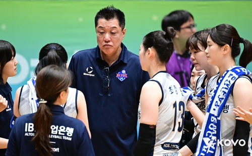 마나베 IBK 감독, KOVO 컵대회 데뷔전 승리…SOOP에 3-0 완승(종합)