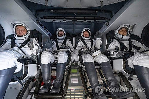아픈 대원 빈자리 채웠던 우주비행사들, ISS서 8개월만에 귀환