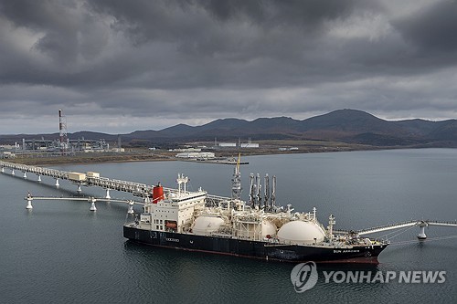 영국, 러시아→한국 LNG 수입 제재 면제