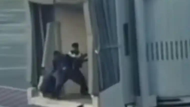 印尼男子错过航班暴打机场保安