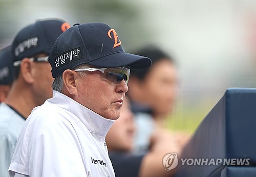 한화 김경문 감독-손혁 단장, 동반 퇴진…끝내 못 푼 우승의 한(종합)