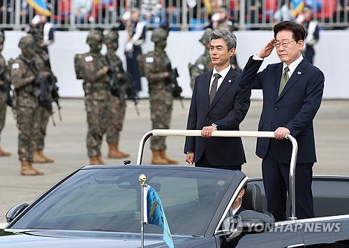 李대통령, 北지뢰 논란 속 신무기발사 참관…'자주국방' 강조