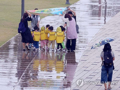 [날씨] 전국 흐리고 곳곳 비…돌풍·천둥·번개 유의