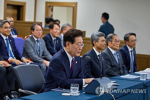 李대통령 "'좌아하게' 주장하고 설득하는 게 진짜 이기는 길"