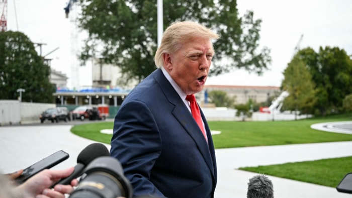 特朗普总统表示，美国正在评估是否加入沙特打击胡塞武装的行动