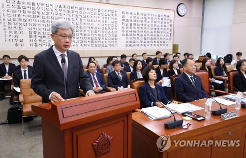與, 헌재 국감서도 '曺 때리기'…국힘, 헌재 소장 정조준 맞불