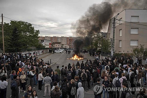 가라앉지 않는 프랑스 학생시위…마크롱은 자제 호소