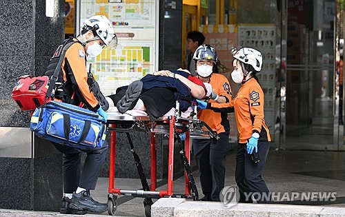 심정지로 병원 실려온 인천 흉기난동 피해자, 아직 의식 못찾아
