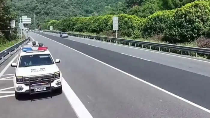 男子竟在高速车道停车换驾驶员