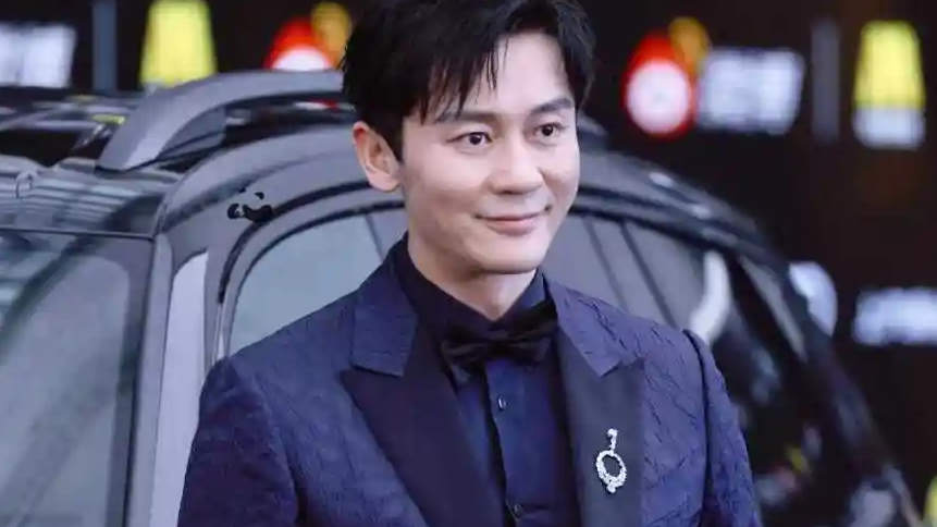李晨跑着赶红毯