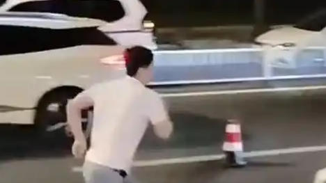 醉酒男子百般耍赖狂奔逃离